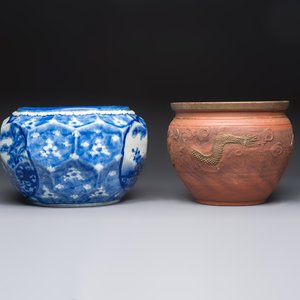 A Japanese blue and white jardinière and a Tokoname stoneware jardinière, 19/20th C. — foto 5