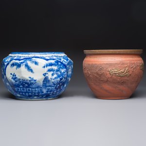A Japanese blue and white jardinière and a Tokoname stoneware jardinière, 19/20th C. — foto 6