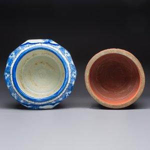 A Japanese blue and white jardinière and a Tokoname stoneware jardinière, 19/20th C. — foto 7