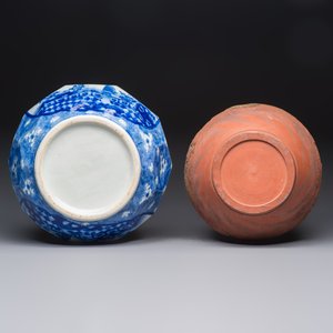 A Japanese blue and white jardinière and a Tokoname stoneware jardinière, 19/20th C. — foto 8