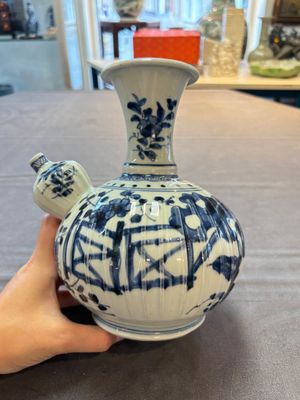 A Japanese blue and white kendi with a garden scene, Edo, early 18th C. — foto 3