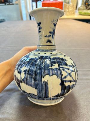 A Japanese blue and white kendi with a garden scene, Edo, early 18th C. — foto 4