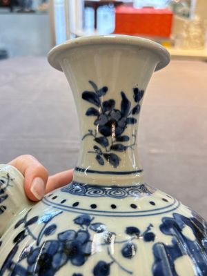 A Japanese blue and white kendi with a garden scene, Edo, early 18th C. — foto 8
