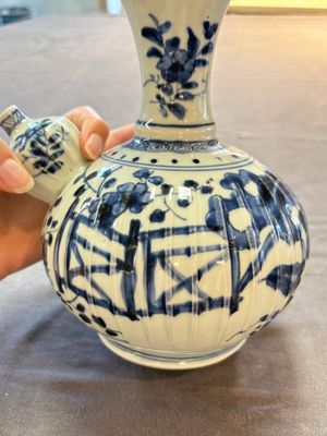 A Japanese blue and white kendi with a garden scene, Edo, early 18th C. — foto 9