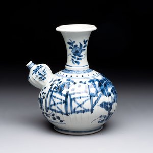 A Japanese blue and white kendi with a garden scene, Edo, early 18th C. — foto 1