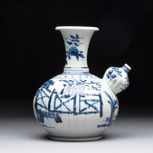 A Japanese blue and white kendi with a garden scene, Edo, early 18th C. — foto 4
