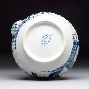 A Japanese blue and white kendi with a garden scene, Edo, early 18th C. — foto 7