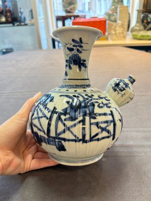 A Japanese blue and white kendi with a garden scene, Edo, early 18th C. — 照片 1