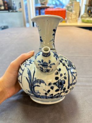 A Japanese blue and white kendi with a garden scene, Edo, early 18th C. — 照片 2