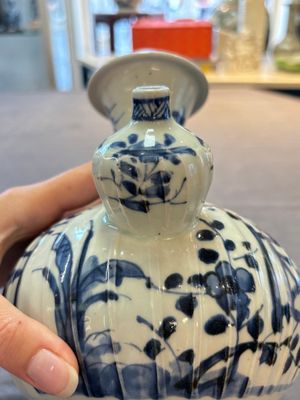 A Japanese blue and white kendi with a garden scene, Edo, early 18th C. — 照片 7