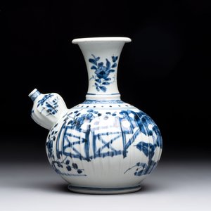 A Japanese blue and white kendi with a garden scene, Edo, early 18th C. — 照片 2