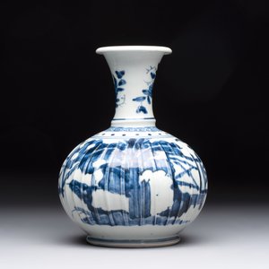 A Japanese blue and white kendi with a garden scene, Edo, early 18th C. — 照片 3