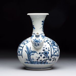 A Japanese blue and white kendi with a garden scene, Edo, early 18th C. — 照片 5