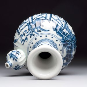 A Japanese blue and white kendi with a garden scene, Edo, early 18th C. — 照片 6