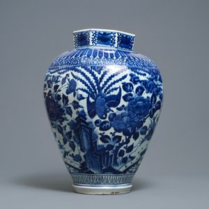 A Japanese blue and white octagonal Arita vase with birds among flowers, Edo, 17th C. — 照片 2