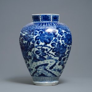 A Japanese blue and white octagonal Arita vase with birds among flowers, Edo, 17th C. — 照片 4