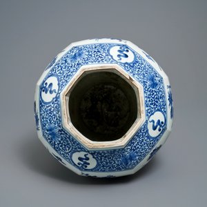 A Japanese blue and white octagonal Arita vase with floral design, Edo, 17th C. — photo 7