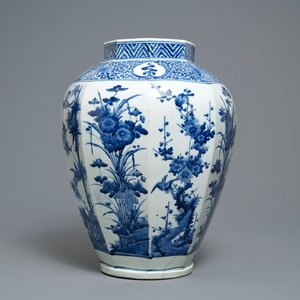 A Japanese blue and white octagonal Arita vase with floral design, Edo, 17th C. — 照片 1
