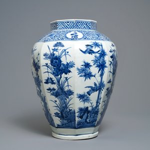 A Japanese blue and white octagonal Arita vase with floral design, Edo, 17th C. — 照片 2