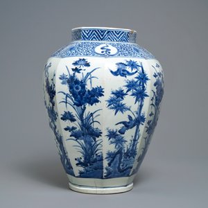 A Japanese blue and white octagonal Arita vase with floral design, Edo, 17th C. — 照片 4