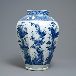 A Japanese blue and white octagonal Arita vase with floral design, Edo, 17th C. — 照片 5