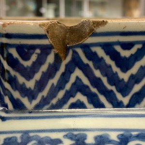 A Japanese blue and white octagonal Arita vase with floral design, Edo, 17th C. — 照片 8