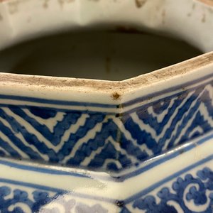A Japanese blue and white octagonal Arita vase with floral design, Edo, 17th C. — 照片 10