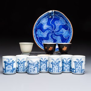 A Japanese blue and white plate, eight cups, and two gilt-lacquered porcelain cups, 19/20th C. — photo 1