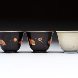 A Japanese blue and white plate, eight cups, and two gilt-lacquered porcelain cups, 19/20th C. — photo 11