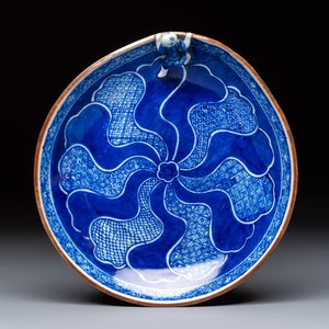 A Japanese blue and white plate, eight cups, and two gilt-lacquered porcelain cups, 19/20th C. — photo 14