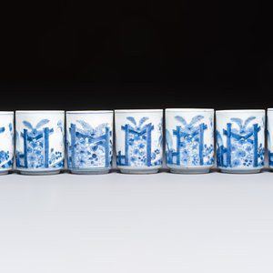 A Japanese blue and white plate, eight cups, and two gilt-lacquered porcelain cups, 19/20th C. — photo 2
