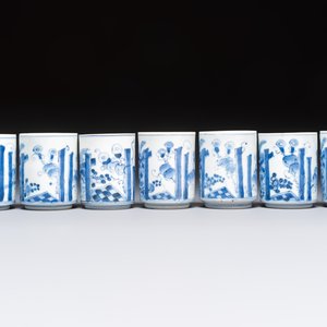 A Japanese blue and white plate, eight cups, and two gilt-lacquered porcelain cups, 19/20th C. — photo 3