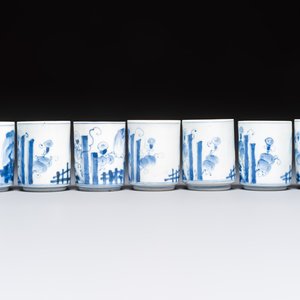 A Japanese blue and white plate, eight cups, and two gilt-lacquered porcelain cups, 19/20th C. — photo 4