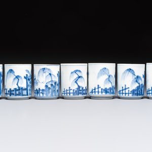 A Japanese blue and white plate, eight cups, and two gilt-lacquered porcelain cups, 19/20th C. — photo 5
