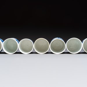 A Japanese blue and white plate, eight cups, and two gilt-lacquered porcelain cups, 19/20th C. — photo 6