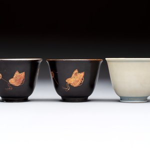 A Japanese blue and white plate, eight cups, and two gilt-lacquered porcelain cups, 19/20th C. — photo 8