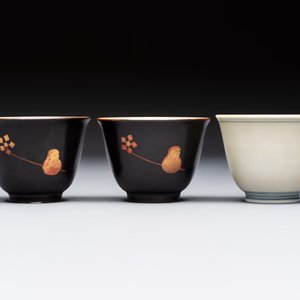 A Japanese blue and white plate, eight cups, and two gilt-lacquered porcelain cups, 19/20th C. — photo 9