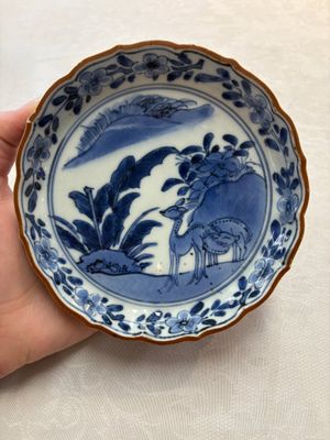 A Japanese blue and white 'rabbit' cup and a 'deer' plate, Edo, 17th C. — photo 1