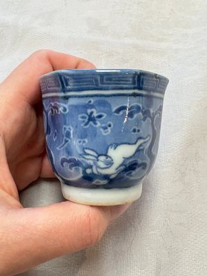 A Japanese blue and white 'rabbit' cup and a 'deer' plate, Edo, 17th C. — photo 12