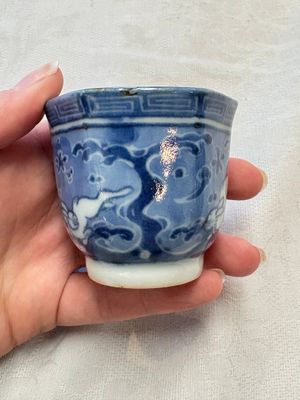 A Japanese blue and white 'rabbit' cup and a 'deer' plate, Edo, 17th C. — photo 13