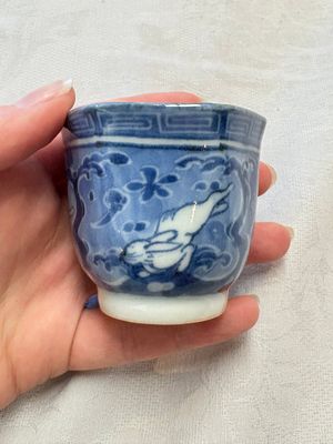 A Japanese blue and white 'rabbit' cup and a 'deer' plate, Edo, 17th C. — photo 14
