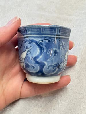 A Japanese blue and white 'rabbit' cup and a 'deer' plate, Edo, 17th C. — photo 15
