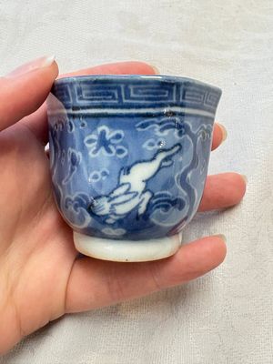 A Japanese blue and white 'rabbit' cup and a 'deer' plate, Edo, 17th C. — photo 16