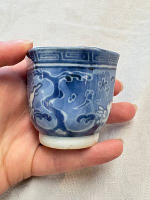 A Japanese blue and white 'rabbit' cup and a 'deer' plate, Edo, 17th C. — photo 17