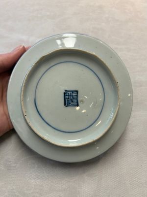 A Japanese blue and white 'rabbit' cup and a 'deer' plate, Edo, 17th C. — photo 5