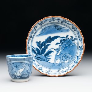 A Japanese blue and white 'rabbit' cup and a 'deer' plate, Edo, 17th C. — photo 1
