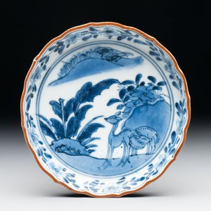 A Japanese blue and white 'rabbit' cup and a 'deer' plate, Edo, 17th C. — photo 2