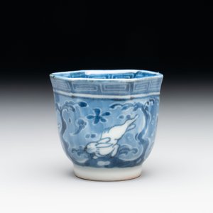 A Japanese blue and white 'rabbit' cup and a 'deer' plate, Edo, 17th C. — photo 4