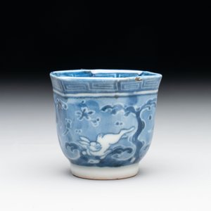 A Japanese blue and white 'rabbit' cup and a 'deer' plate, Edo, 17th C. — photo 5