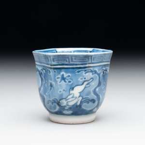A Japanese blue and white 'rabbit' cup and a 'deer' plate, Edo, 17th C. — photo 6